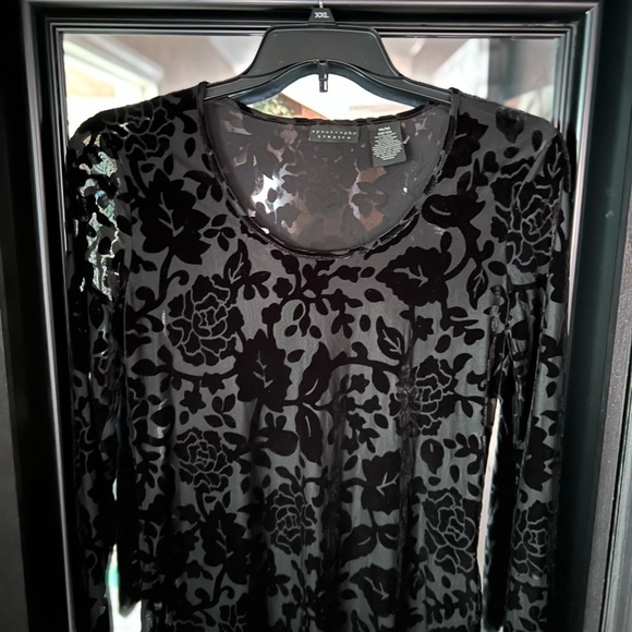 🖤🖤EUC- BLACK FLORAL LIGHT SHEER VERY PRETTY SHIRT🖤🖤 SZ M - Picture 5 of 5